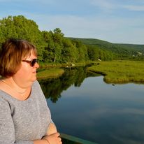 Darlene Doucet regarde la rivière.