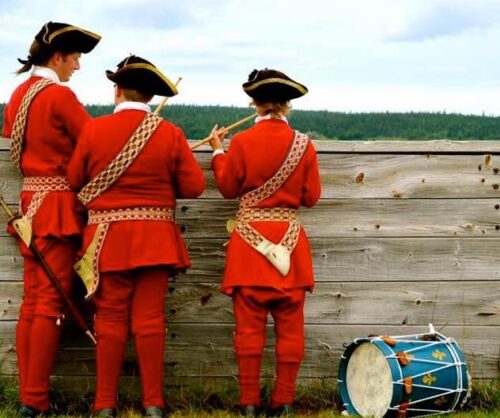 3 soldats en costume rouge avec tambour