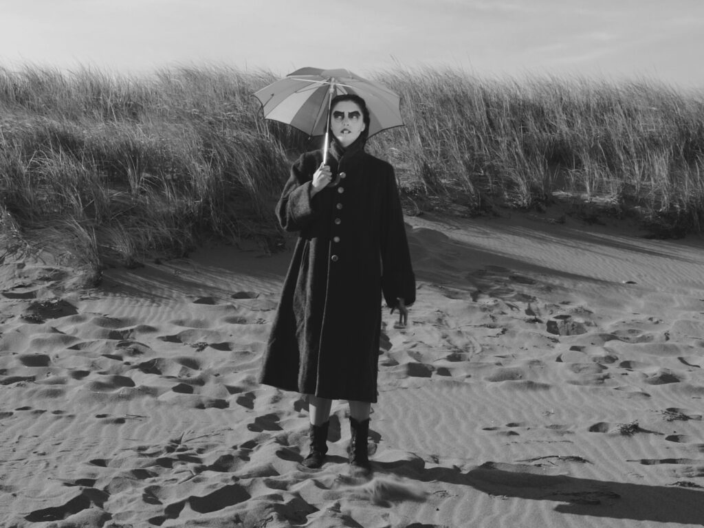 Une femme avec une ombrelle à la plage