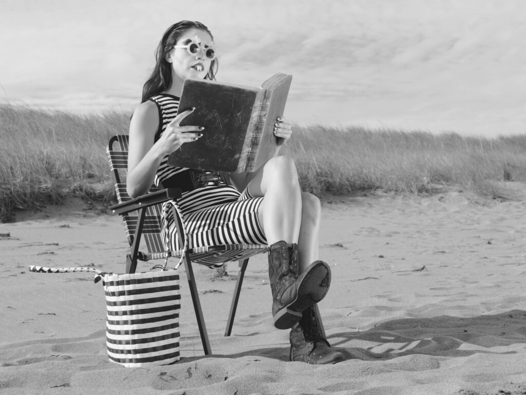 Une femme lit un livre à la plage