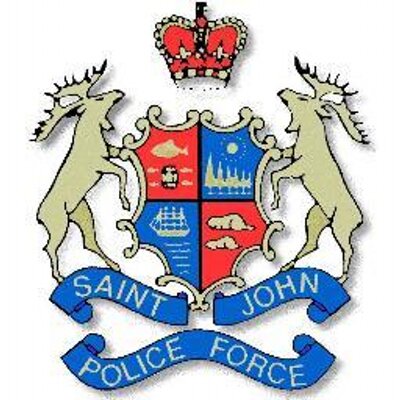 Une armoirie bleue et rouge au centre, deux orignaux sur les côtés, une couronne en haut, « Saint John Police Force » écrit sur des rubans bleus en bas