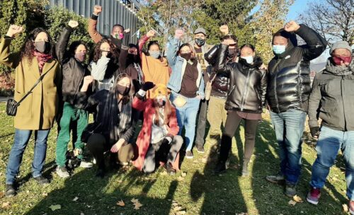 D'anciens et actuels étudiants de l'école Henri-Bourassa à Montréal, joyeux, portant leur masque manifestent leur solidarité aux étudiants dans le périmètre de l'école. 