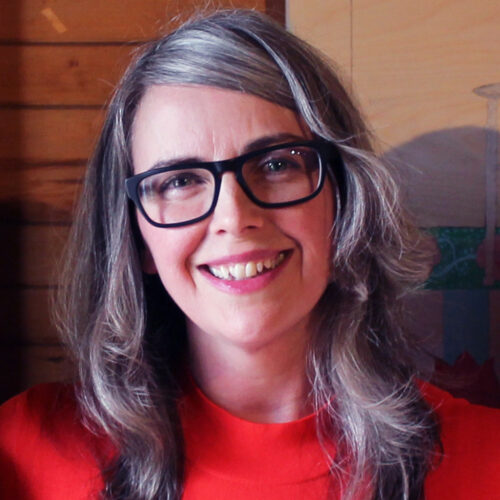 La professeure Cynthia Hammond portant lunettes et souriante, cheveux quelque peu grisonnant 