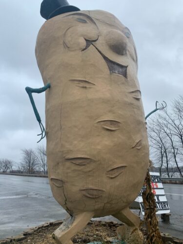 La « grosse patate », qui a deux bras, deux jambes, un visage et un chapeau