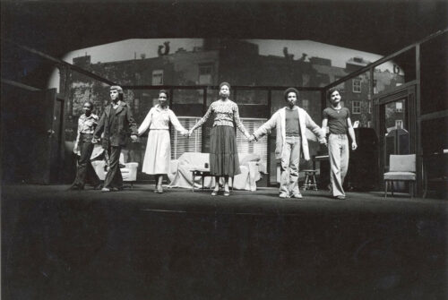 Photo en noir & blanc d'acteurs du BTW sur scène en 1978