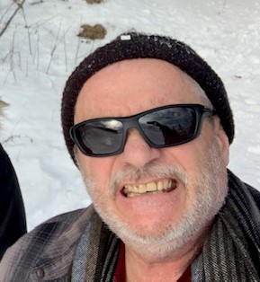Gérard Picot à l'extérieur en hiver, souriant