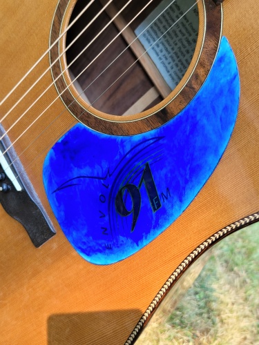 Un petit plan de la garde bleue de la guitare avec le numéro 91 en noir.