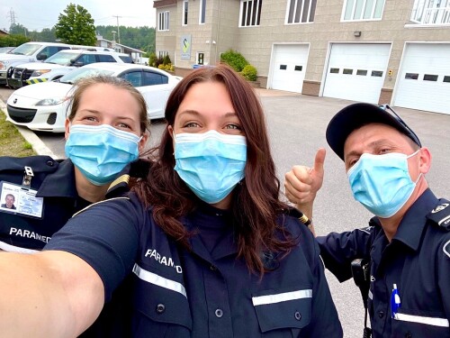 Justine Perron, Audrey Lalumière et Bobby Blanchard dans le stationnement de Paraxion-Services ambulanciers.