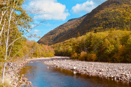 Paysage d'automne, rivière avec montagnes en arrière plan.