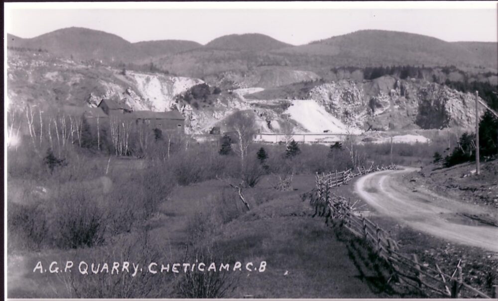 Site d'une ancienne mine de plâtre située au pieds des montagnes. 