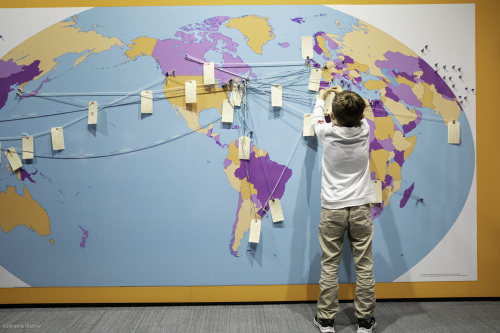 enfant devant une carte du monde