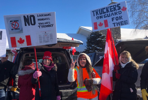 Des manifestantes au Convoi de la liberté