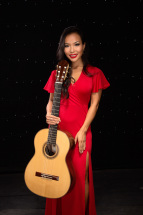 femme asiatique en robe rouge et tenant une guitare à la main