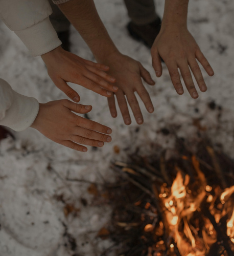 mains sur un feu