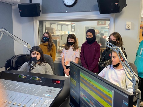 Des jeunes élèves dans un studio de radio.