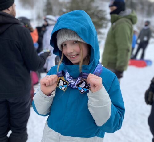 Elizabeth Lavoie portant ses deux médailles de Québec Snowboard