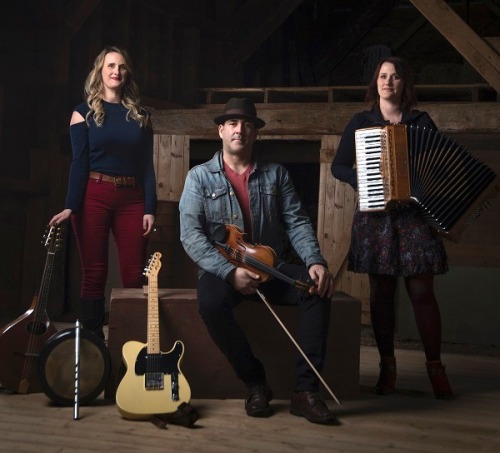 Trois musiciens, un homme et deux femmes, avec leurs instruments de musique.