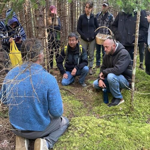 personnes à genoux devant un enseignant