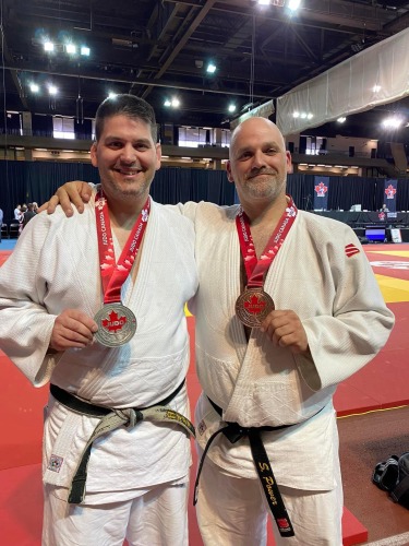 Deux judokas vétérans avec des métailles