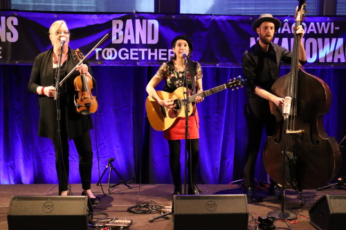 Image shows JUNO Winner and folk artist Maria Dunn preforming at JUNO announcement event (Photo Credit Daniel Barker-Tremblay)