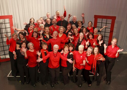 groupe en chemise rouge 