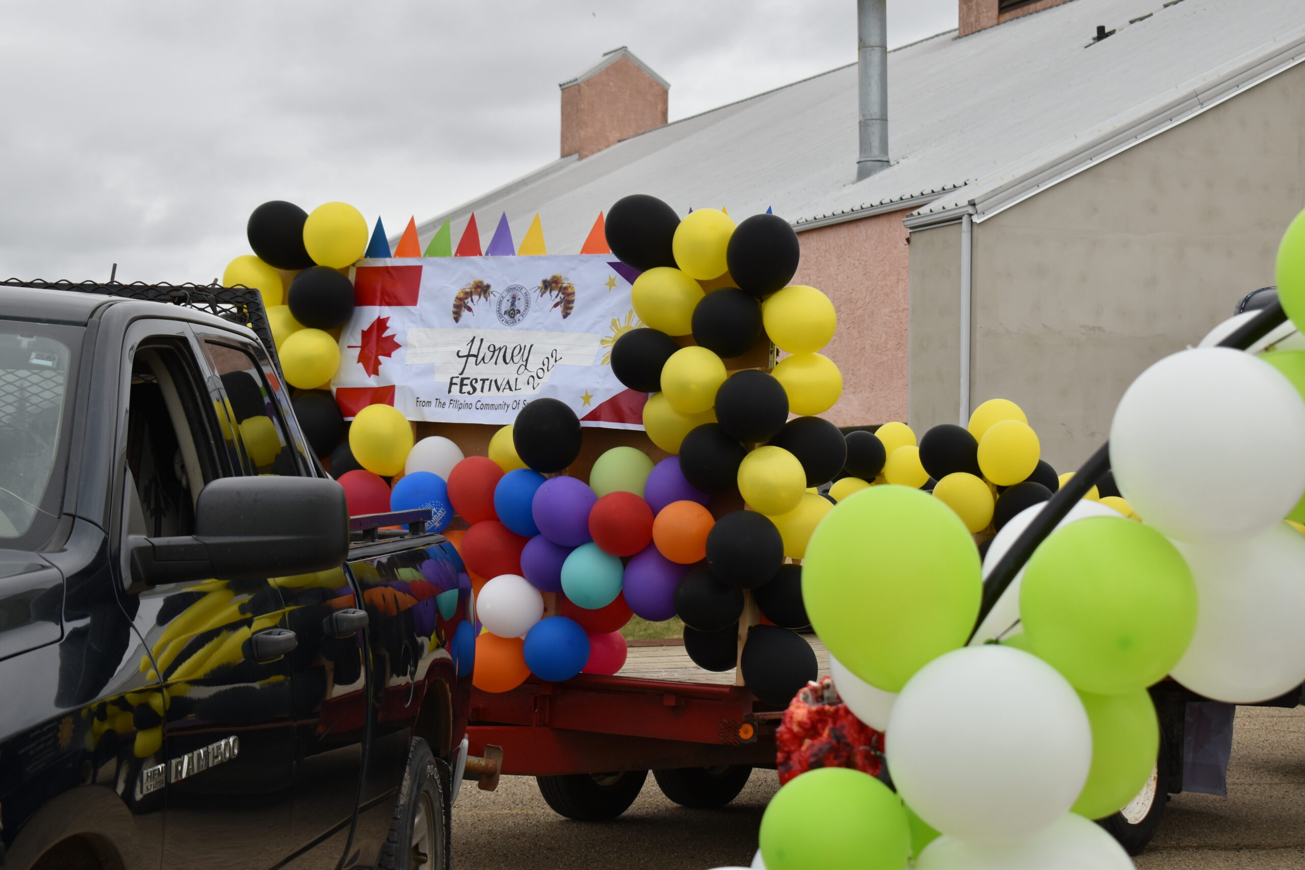 Une remorque d'un camion décoré avec plein de ballons.
