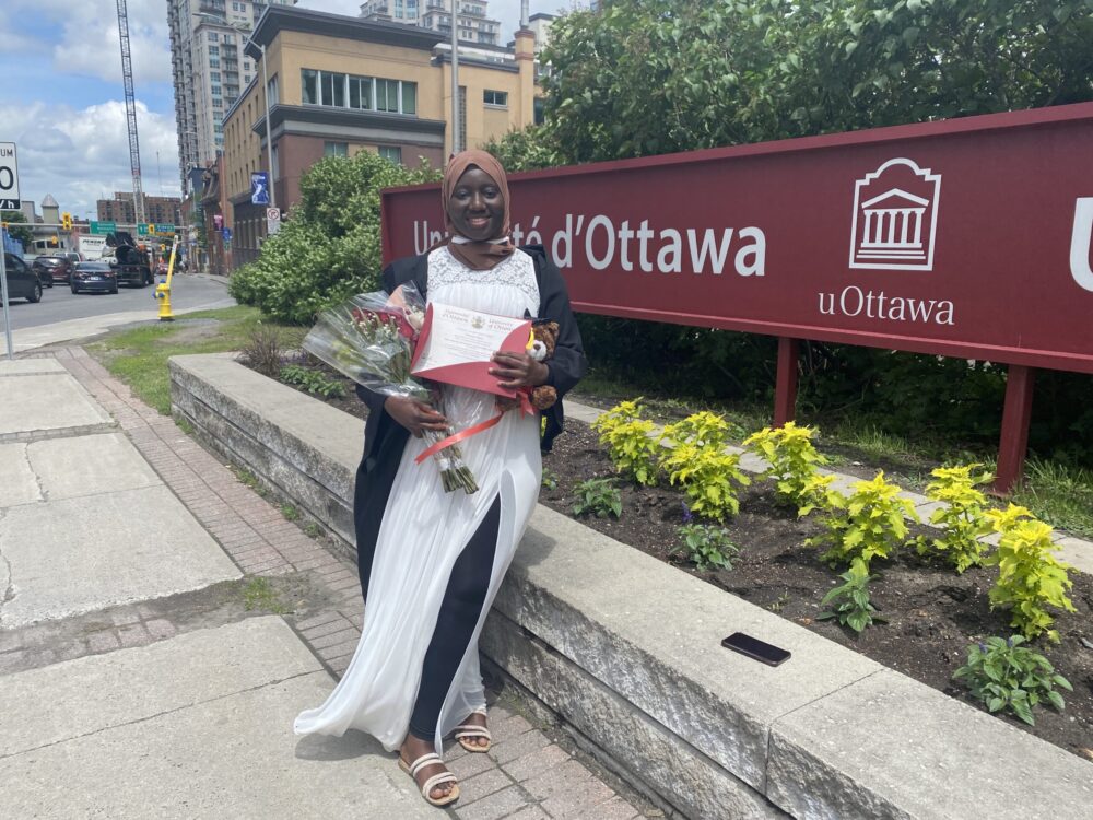 Rokiatou Diaby devant l'université d'Ottawa.
