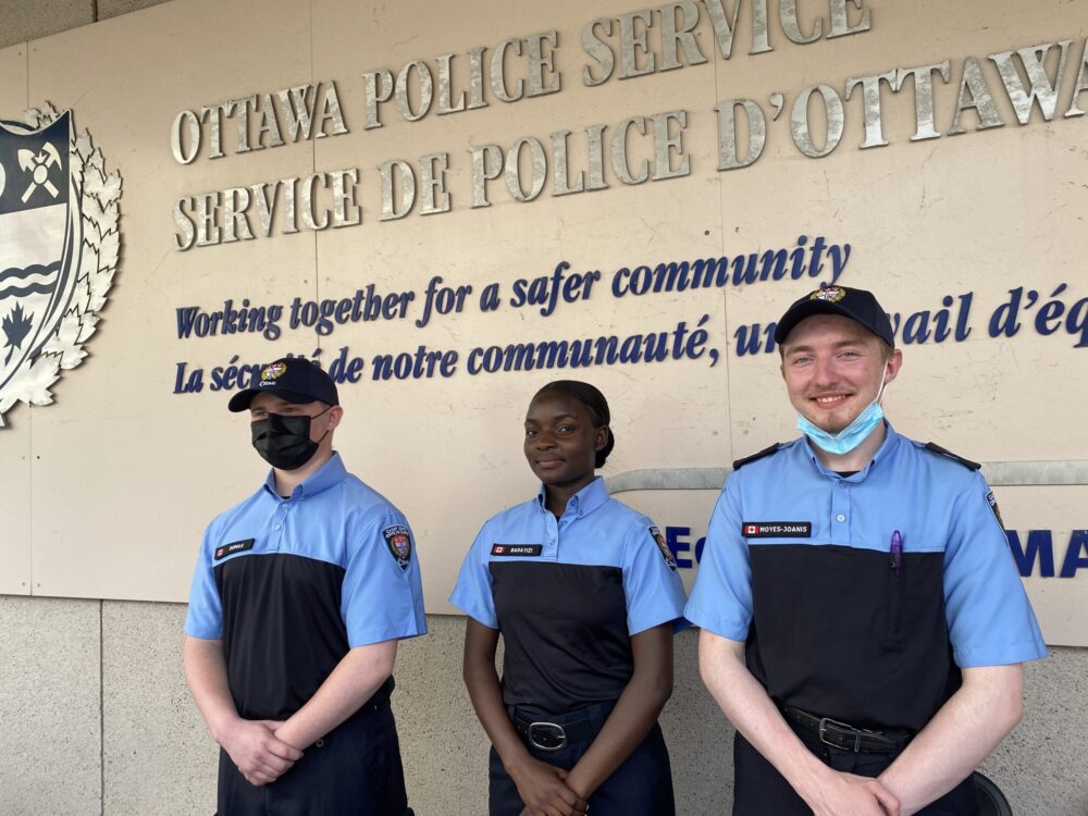 Trois jeunes volontaires cadets du service de police d'Ottawa
