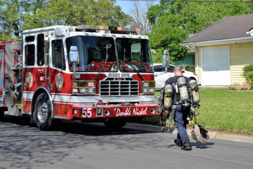 Voiture de pompiers devant une maison