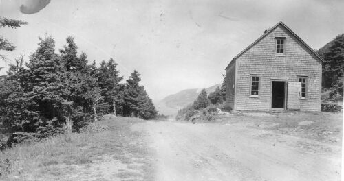 Une ancienne école près de la route au sommet de la montagne.