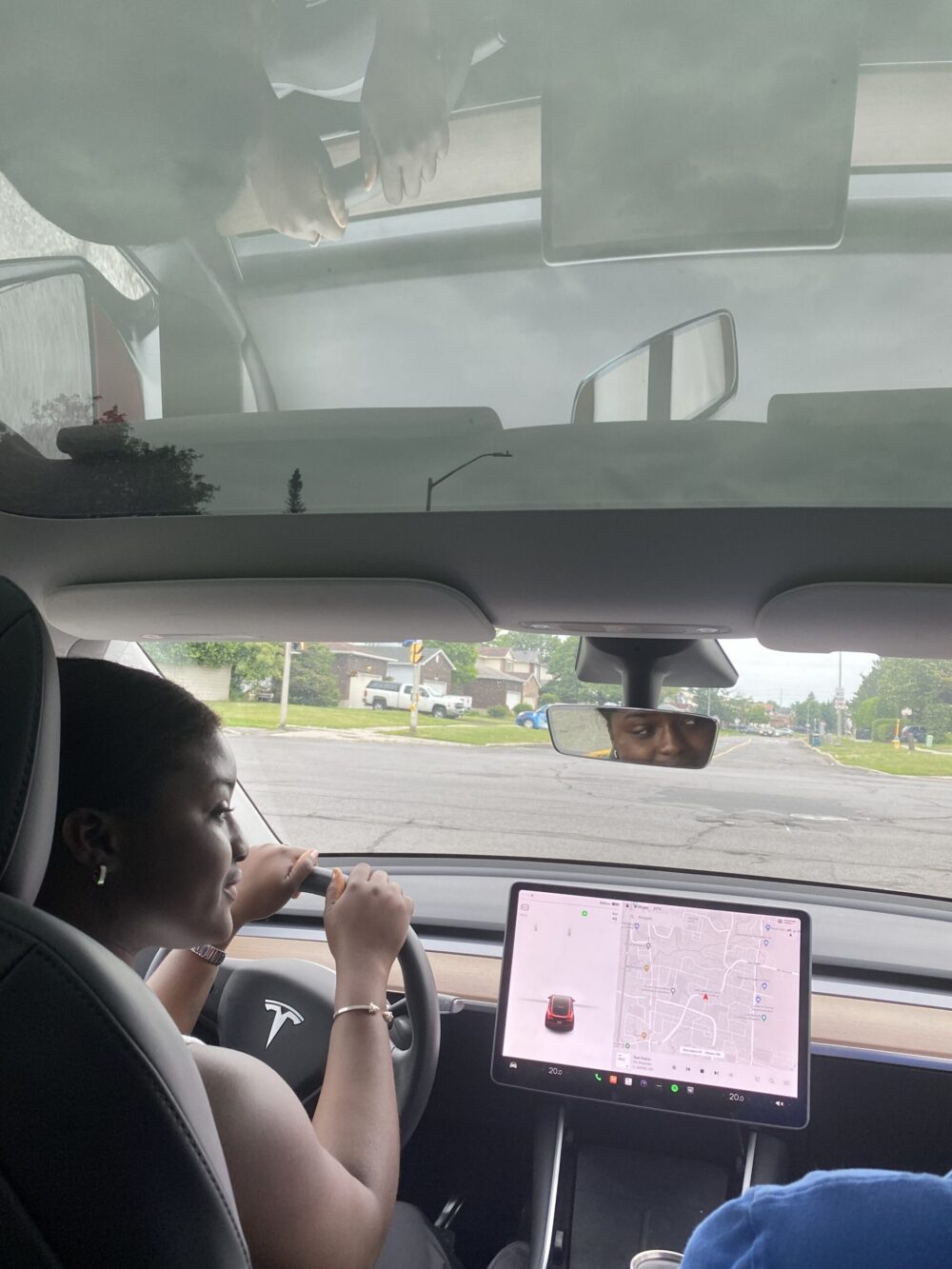 Yasmina Dagry dans une Tesla pendant un essai routier