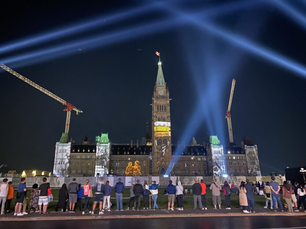 Le spectacle les lumières du nord sur la colline du parlement.
