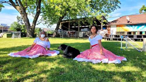 Dos mujeres posan con trajes típicos de colombia