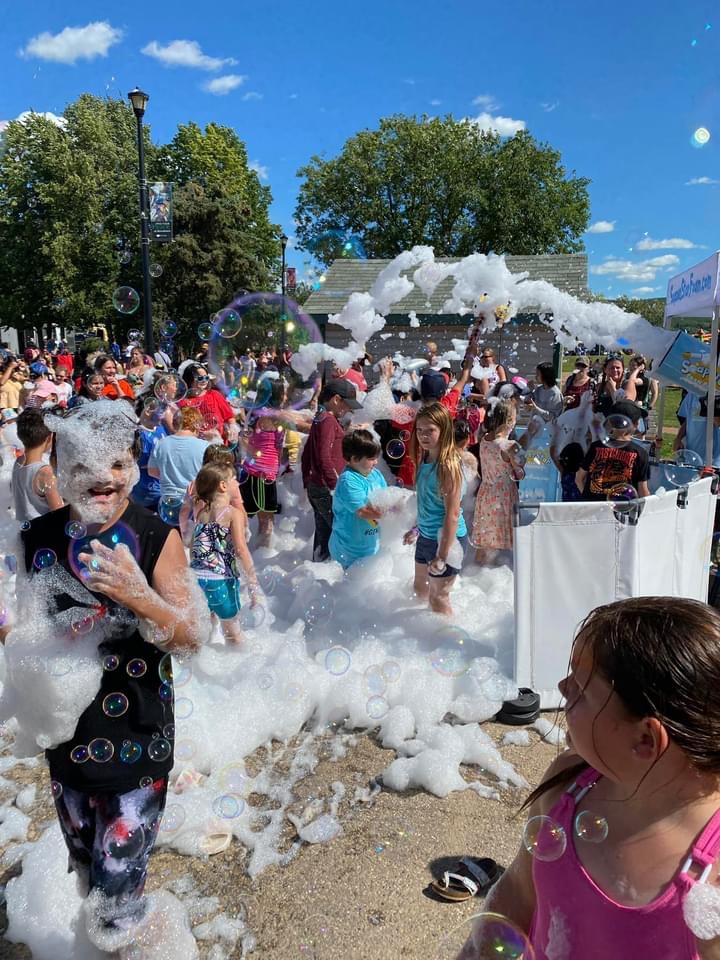 Des enfants s'amusent avec des bulles.