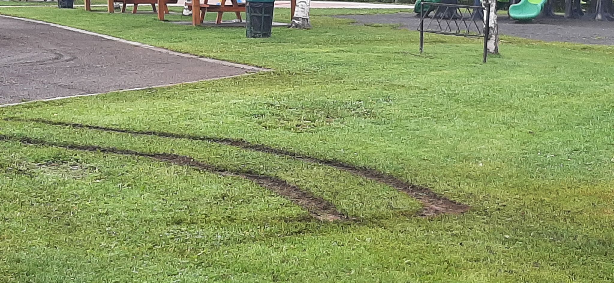 Pelouse endommagée par des traces de VTT