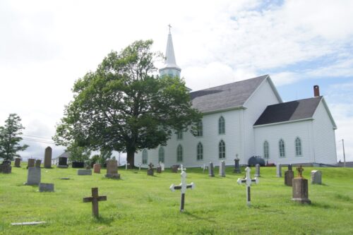 Une église avec un cimetière à côté.