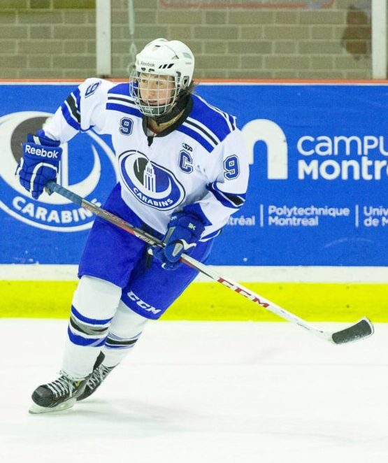 Joueuse de hockey en action portant les couleurs des Carabins de l'Université de Montréal