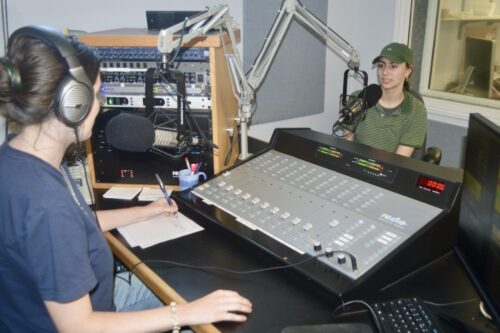 Deux jeunes filles en train de parler sur les ondes dune radio communautaire.