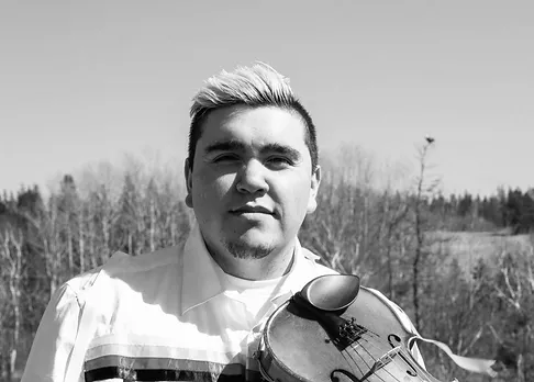 Un jeune musicien d'origine mi'kmaq tenant un violon.