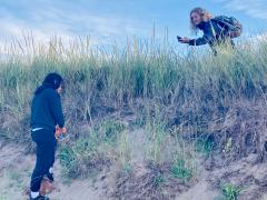 Deux jeunes sur une plage.