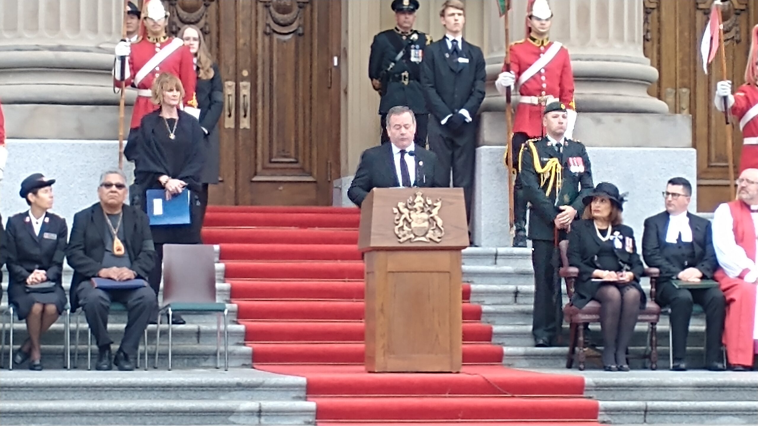 Le premier ministre Jason Kenney livre son discours.