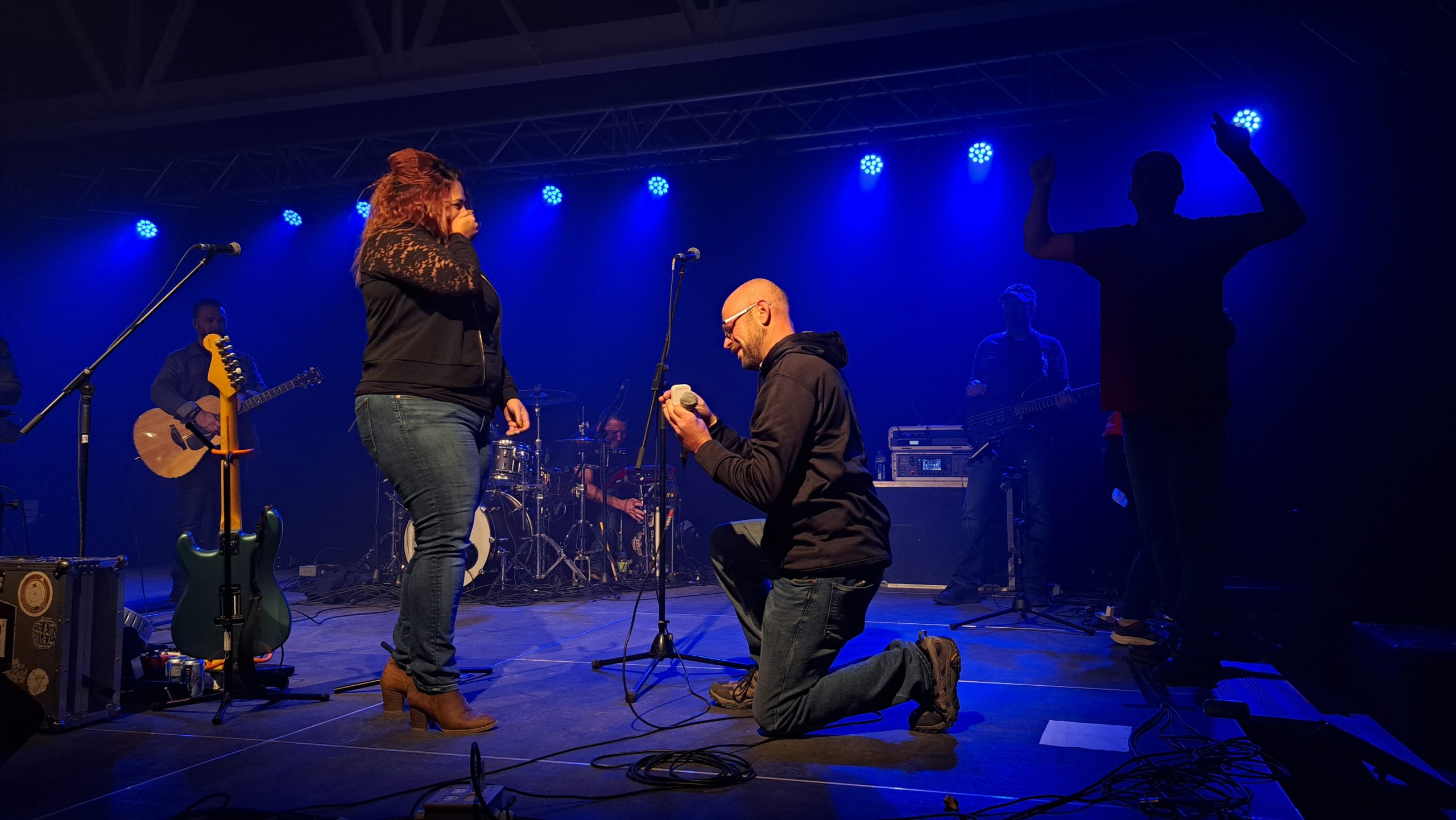 Un homme demande sa conjointe ne mariage sur une scène pendant un spectacle