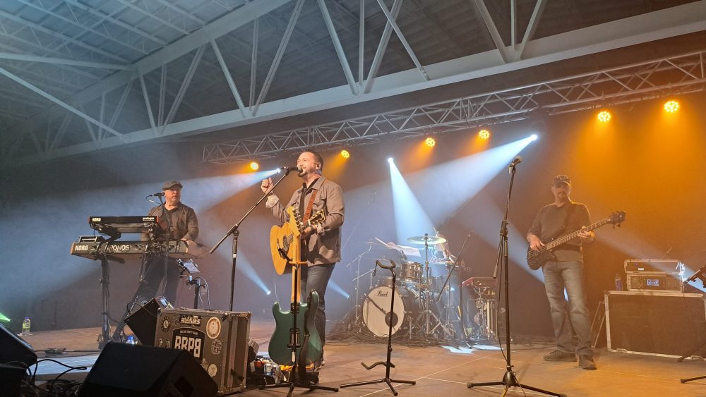 Groupe de musique composé de 4 musiciens se produisant sur scène