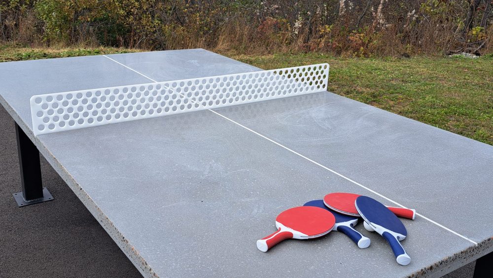 Table de ping pong extérieure construite en béton poli
