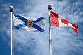 Les drapeaux de la Nouvelle-Écose et du Canada flottant sur des mats.
