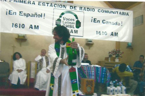 Un sacerdote celebra la inauguración de una radio
