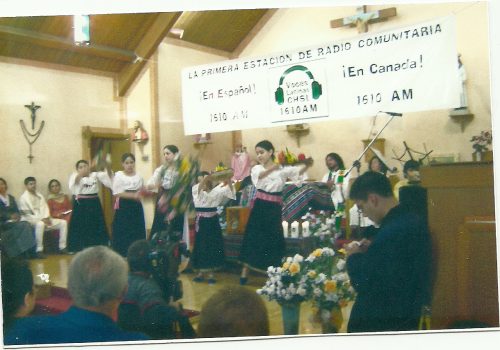 Un grupo floclórico danza en una capilla 