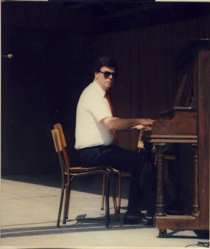 Un homme jouant du piano sur un estrade.