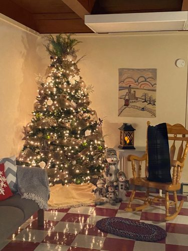 Un arbre de Noël tout décoré.