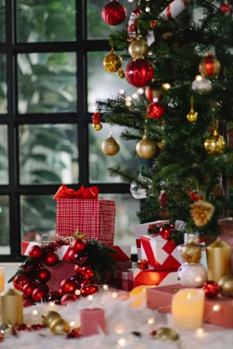 Un arbre de Noël avec des cadeaux.